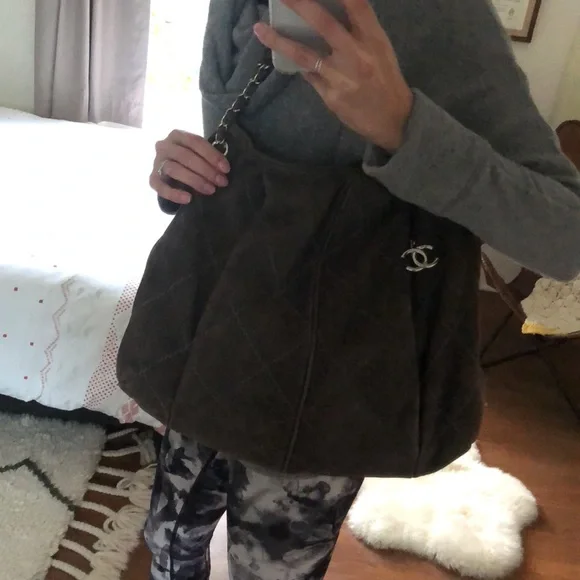 Beautiful Chanel Taupe Shoulder Bag - Picture 3 of 4